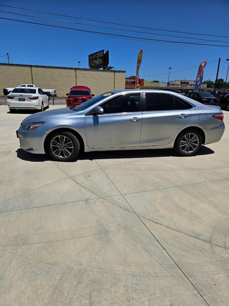 Toyota Camry Vehicle Full-screen Gallery Image 2