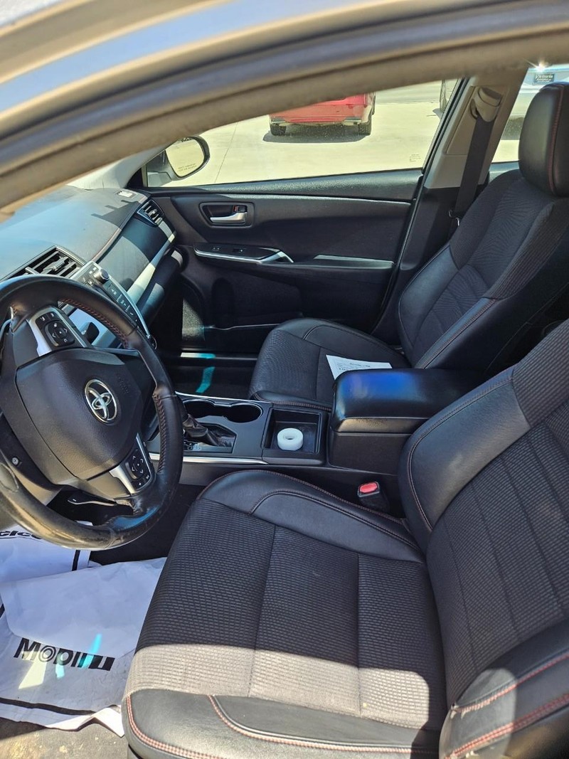 Toyota Camry Vehicle Full-screen Gallery Image 3
