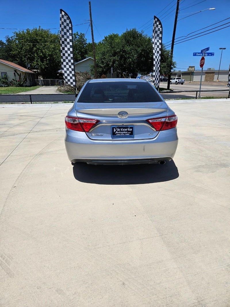 Toyota Camry Vehicle Full-screen Gallery Image 4
