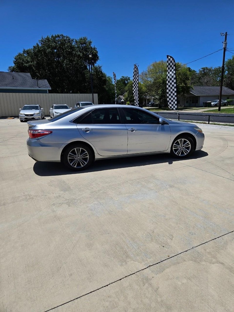 Toyota Camry Vehicle Full-screen Gallery Image 5