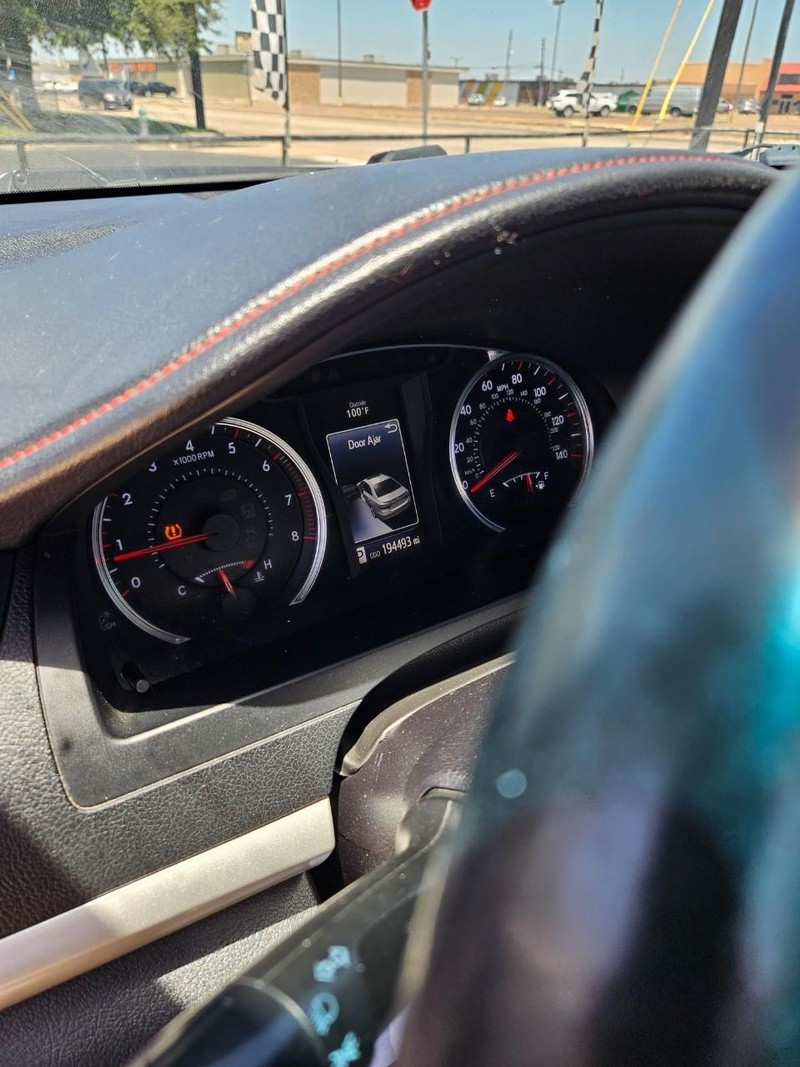 Toyota Camry Vehicle Full-screen Gallery Image 6