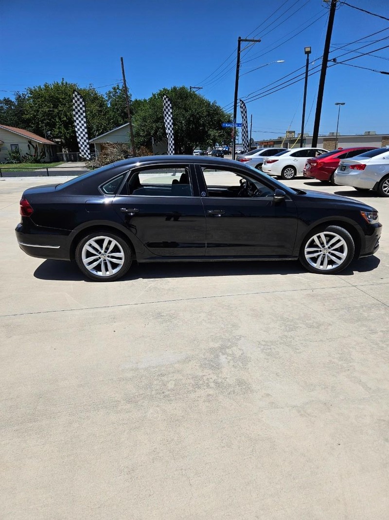 Volkswagen Passat Vehicle Full-screen Gallery Image 2