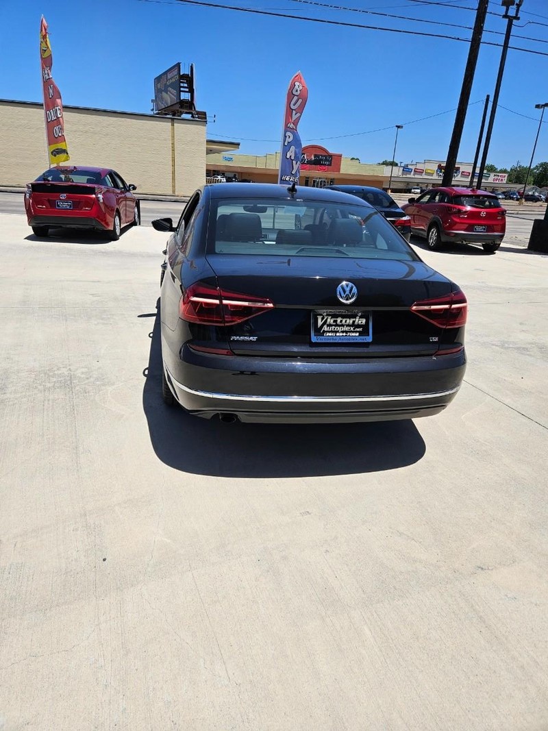 Volkswagen Passat Vehicle Full-screen Gallery Image 3