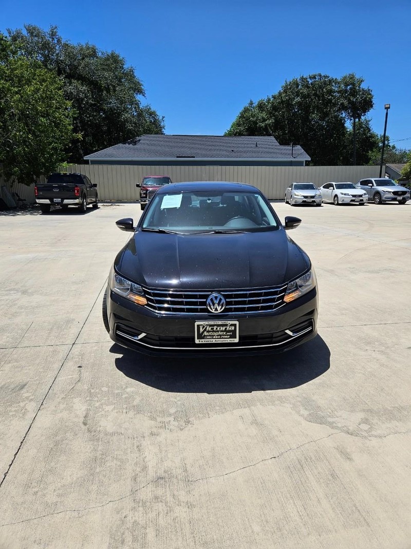 Volkswagen Passat Vehicle Full-screen Gallery Image 4