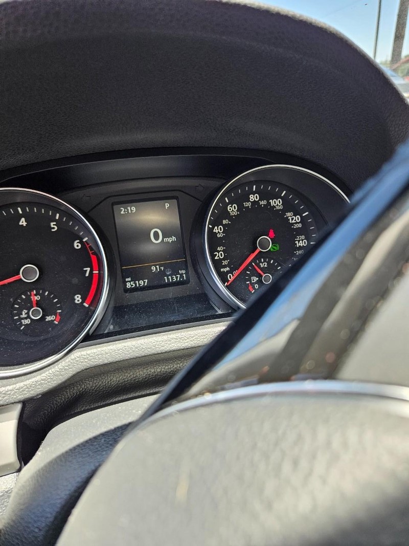 Volkswagen Passat Vehicle Full-screen Gallery Image 5
