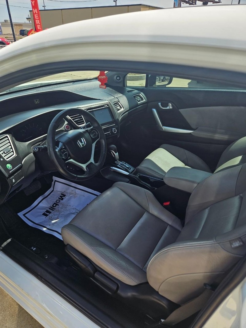Honda Civic Coupe Vehicle Full-screen Gallery Image 3