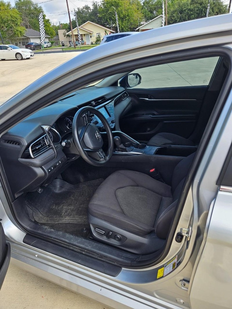 Toyota Camry Vehicle Full-screen Gallery Image 2