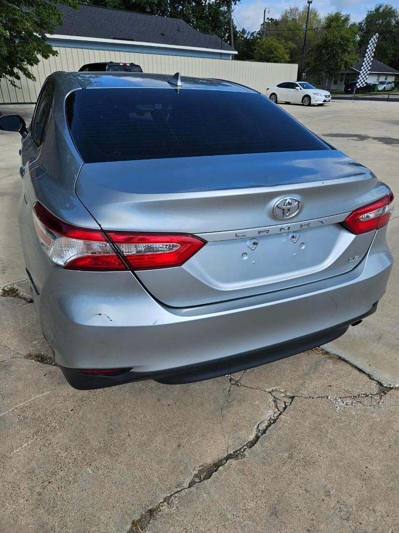 Toyota Camry Vehicle Full-screen Gallery Image 3