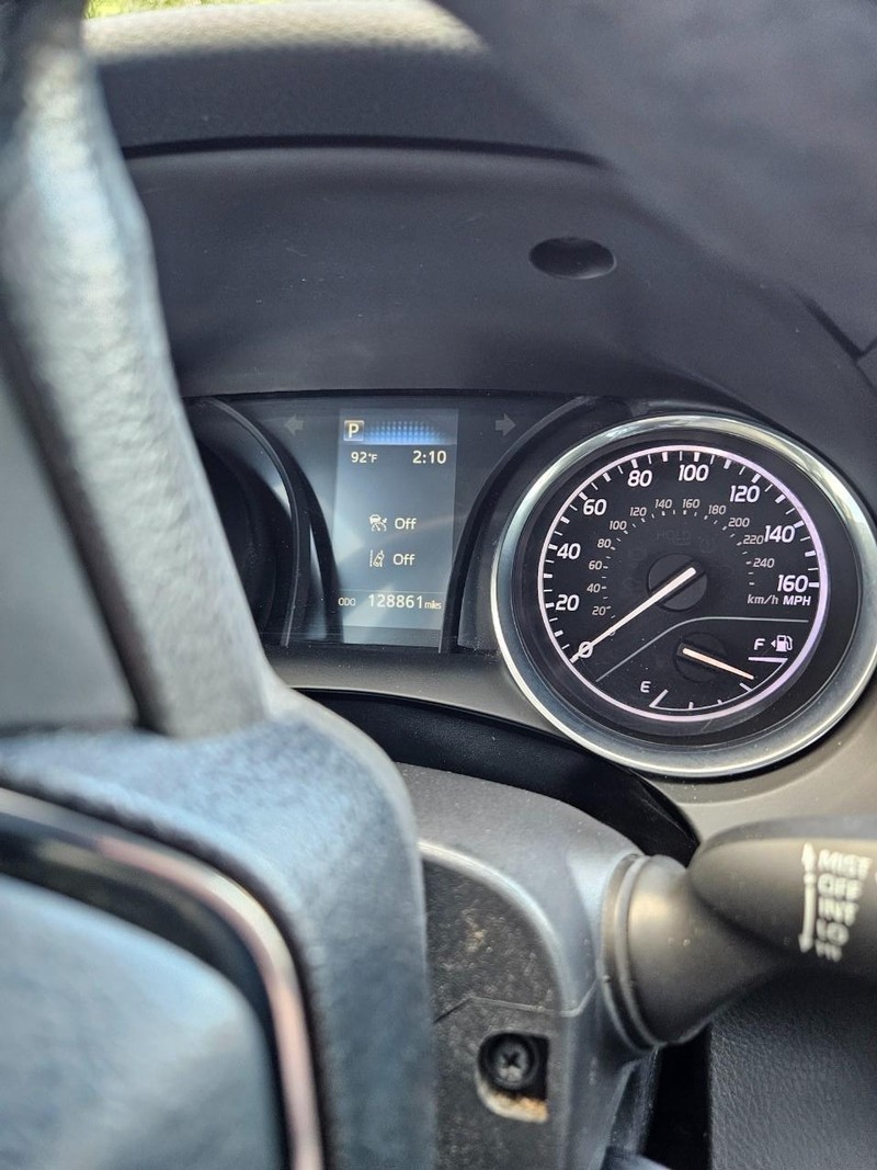 Toyota Camry Vehicle Full-screen Gallery Image 4