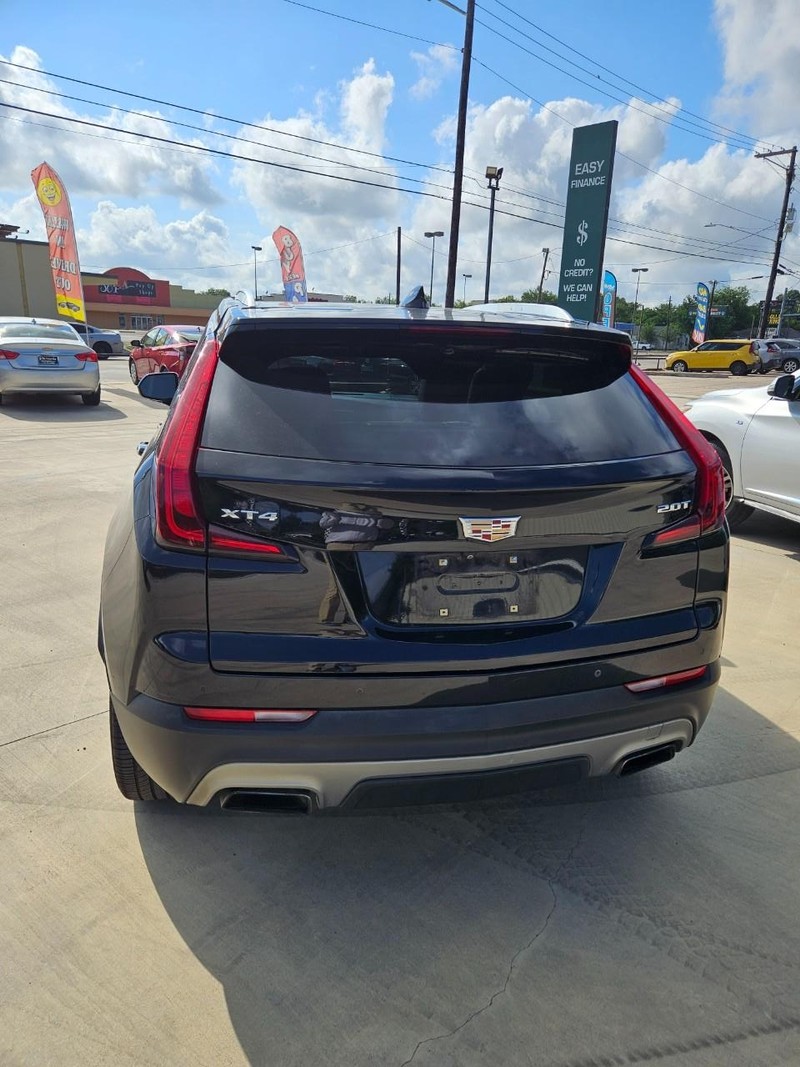 Cadillac XT4 Vehicle Full-screen Gallery Image 2