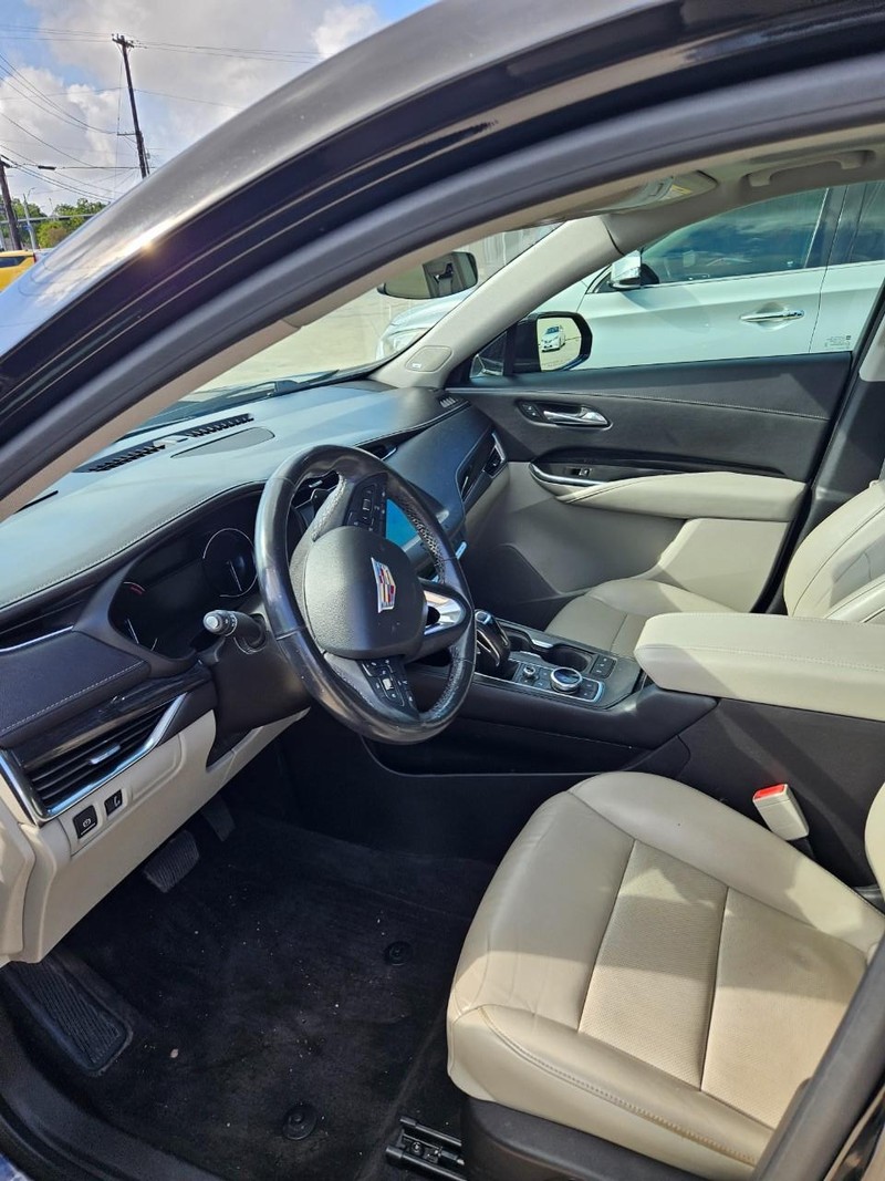 Cadillac XT4 Vehicle Full-screen Gallery Image 3