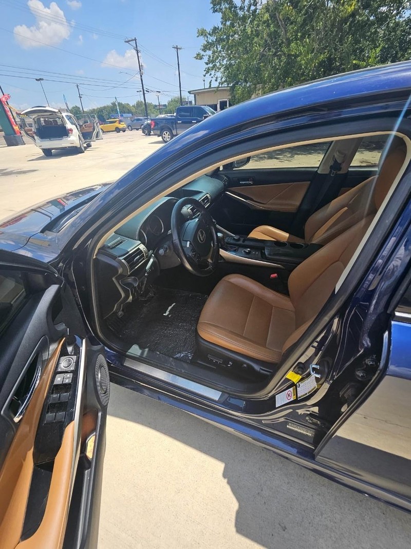 Lexus IS 250 Vehicle Full-screen Gallery Image 4