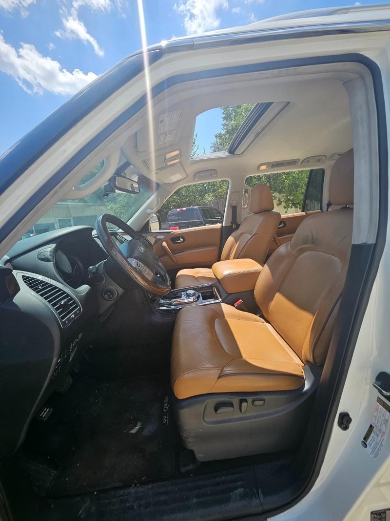 INFINITI QX80 Vehicle Full-screen Gallery Image 3