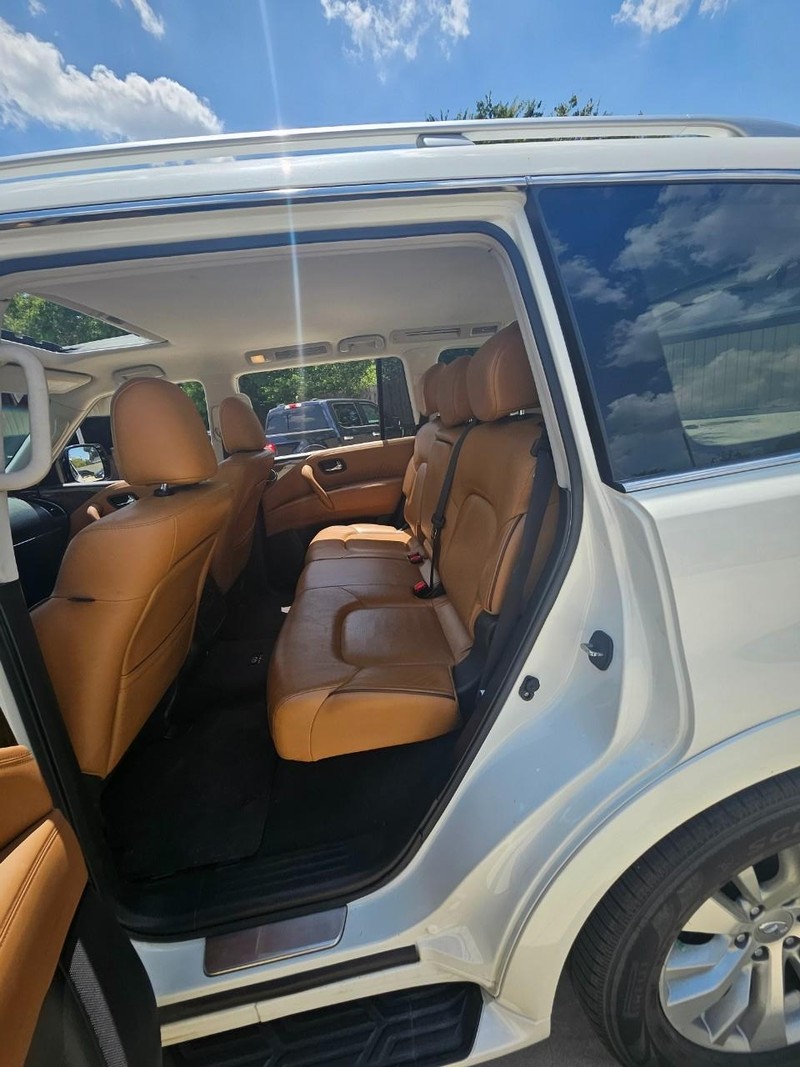 INFINITI QX80 Vehicle Full-screen Gallery Image 4