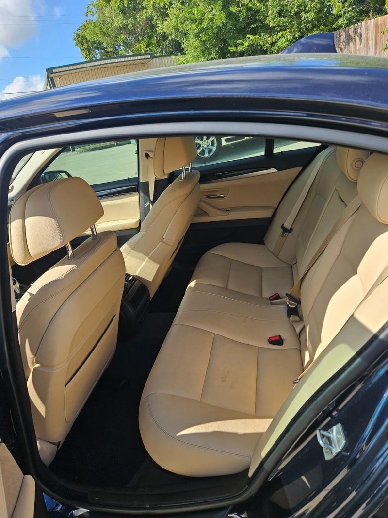 BMW 5 Series Vehicle Full-screen Gallery Image 2