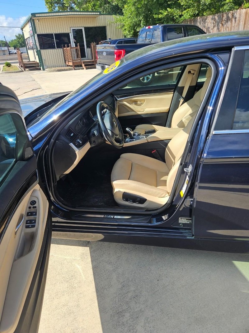 BMW 5 Series Vehicle Full-screen Gallery Image 3