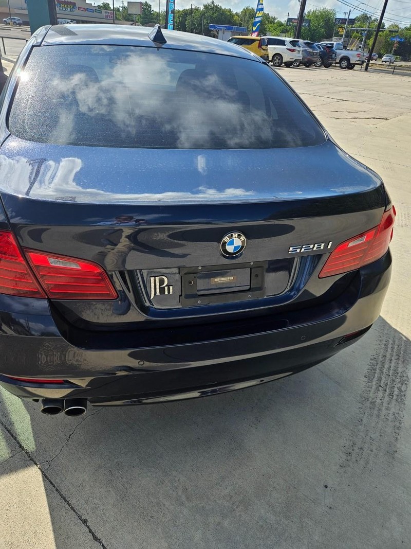 BMW 5 Series Vehicle Full-screen Gallery Image 4