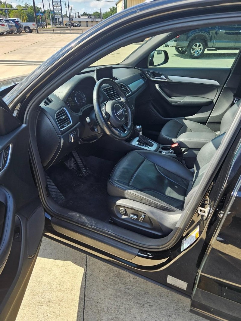 Audi Q3 Vehicle Full-screen Gallery Image 2