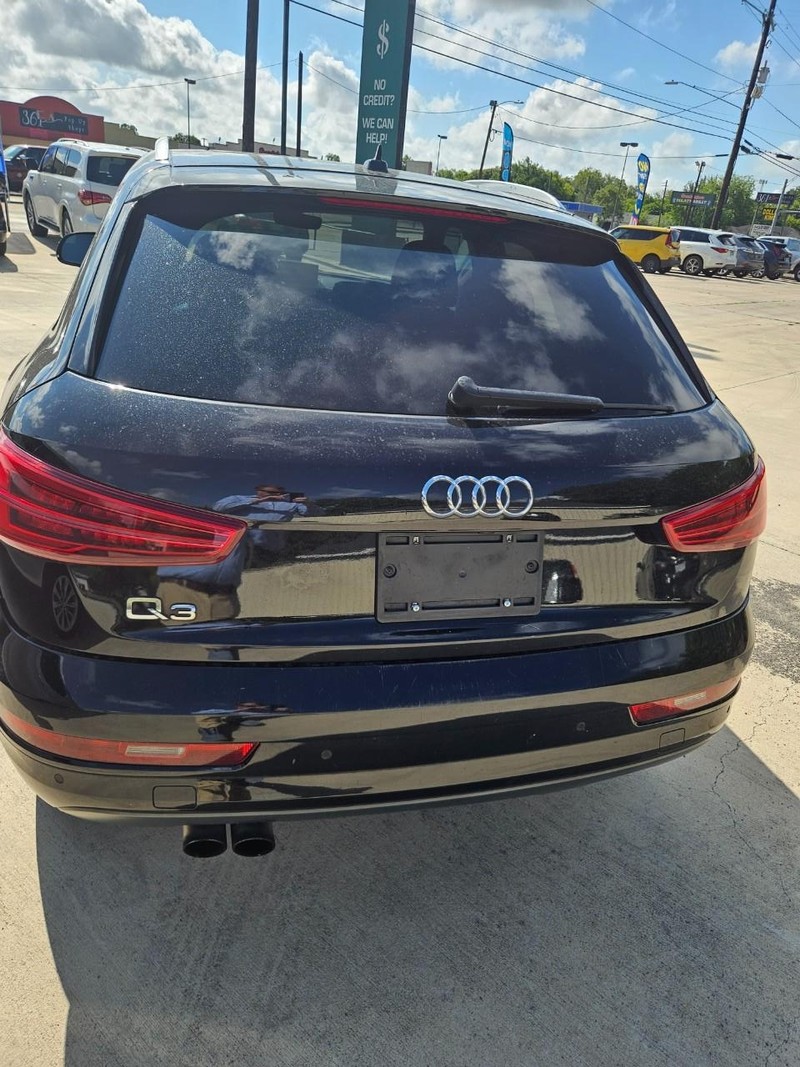 Audi Q3 Vehicle Full-screen Gallery Image 3