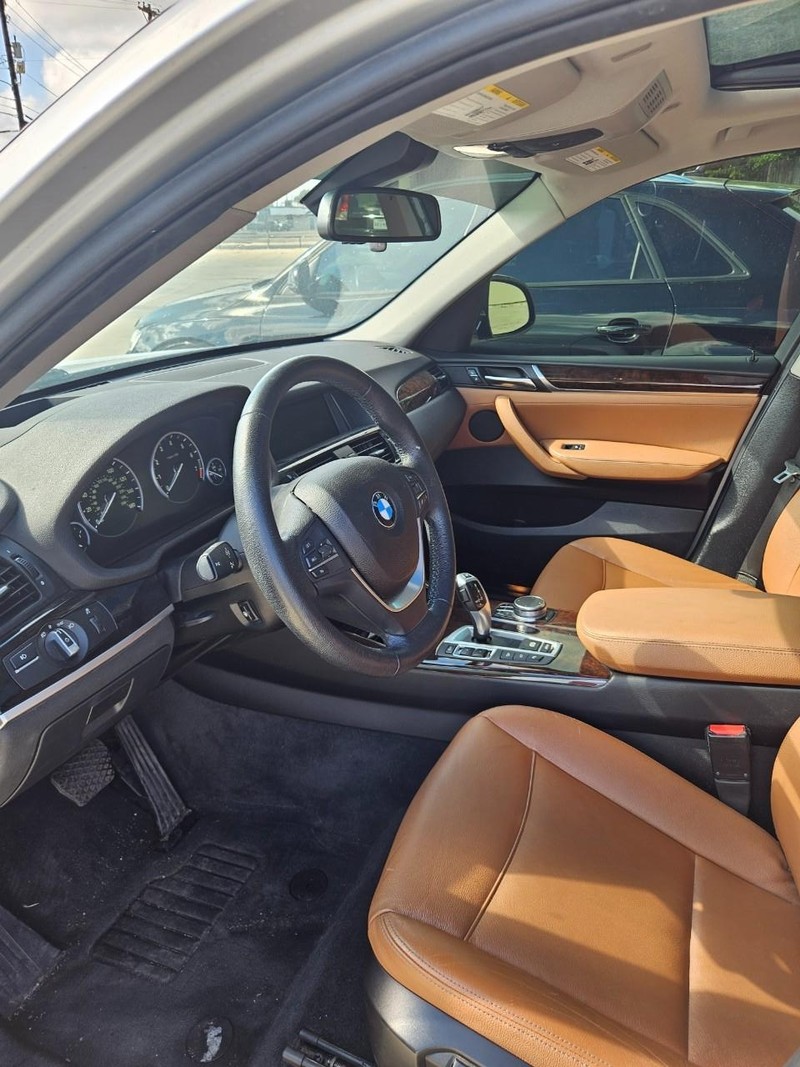 BMW X3 Vehicle Full-screen Gallery Image 2