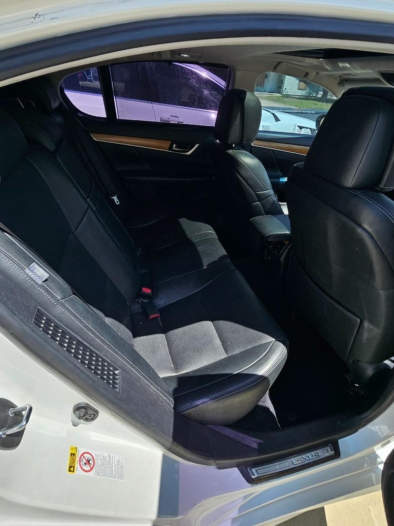 Lexus GS 450h Vehicle Full-screen Gallery Image 2