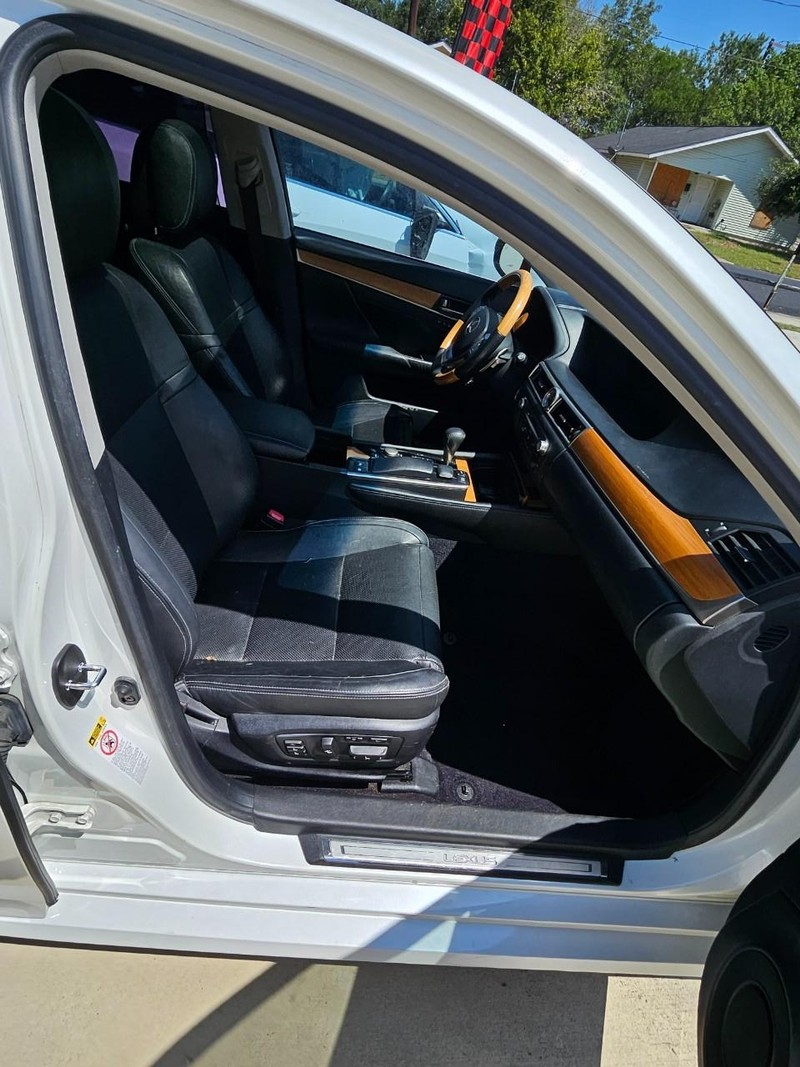Lexus GS 450h Vehicle Full-screen Gallery Image 3