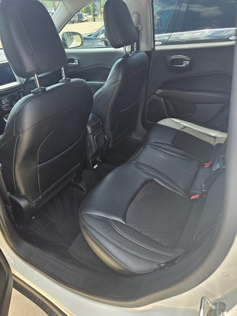 Jeep Compass Vehicle Full-screen Gallery Image 2