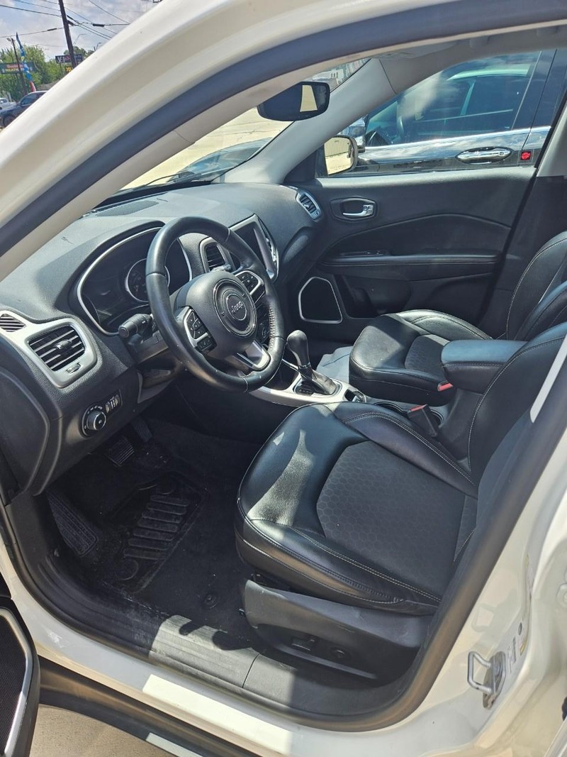 Jeep Compass Vehicle Full-screen Gallery Image 3