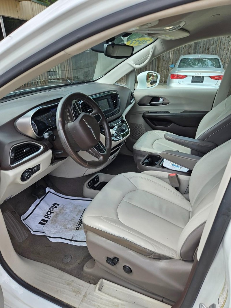 Chrysler Pacifica Vehicle Full-screen Gallery Image 2