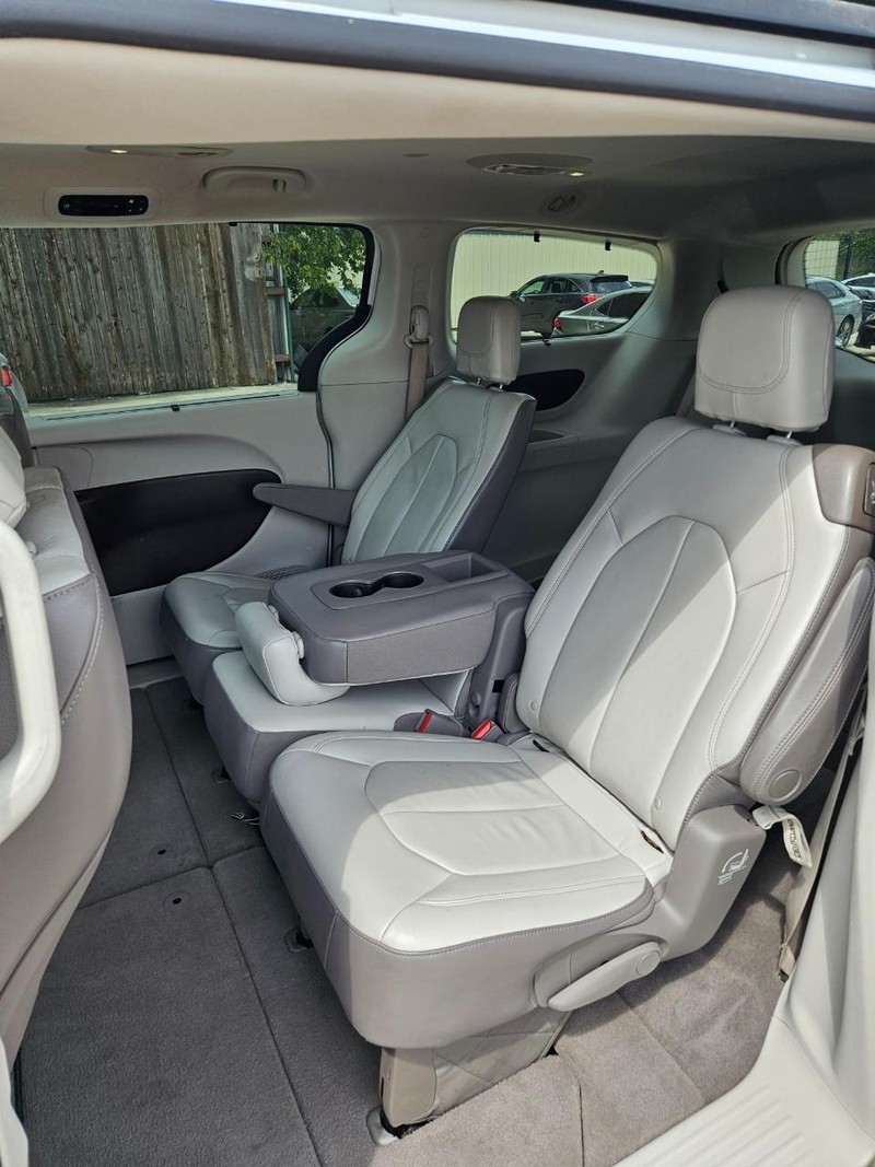 Chrysler Pacifica Vehicle Full-screen Gallery Image 3