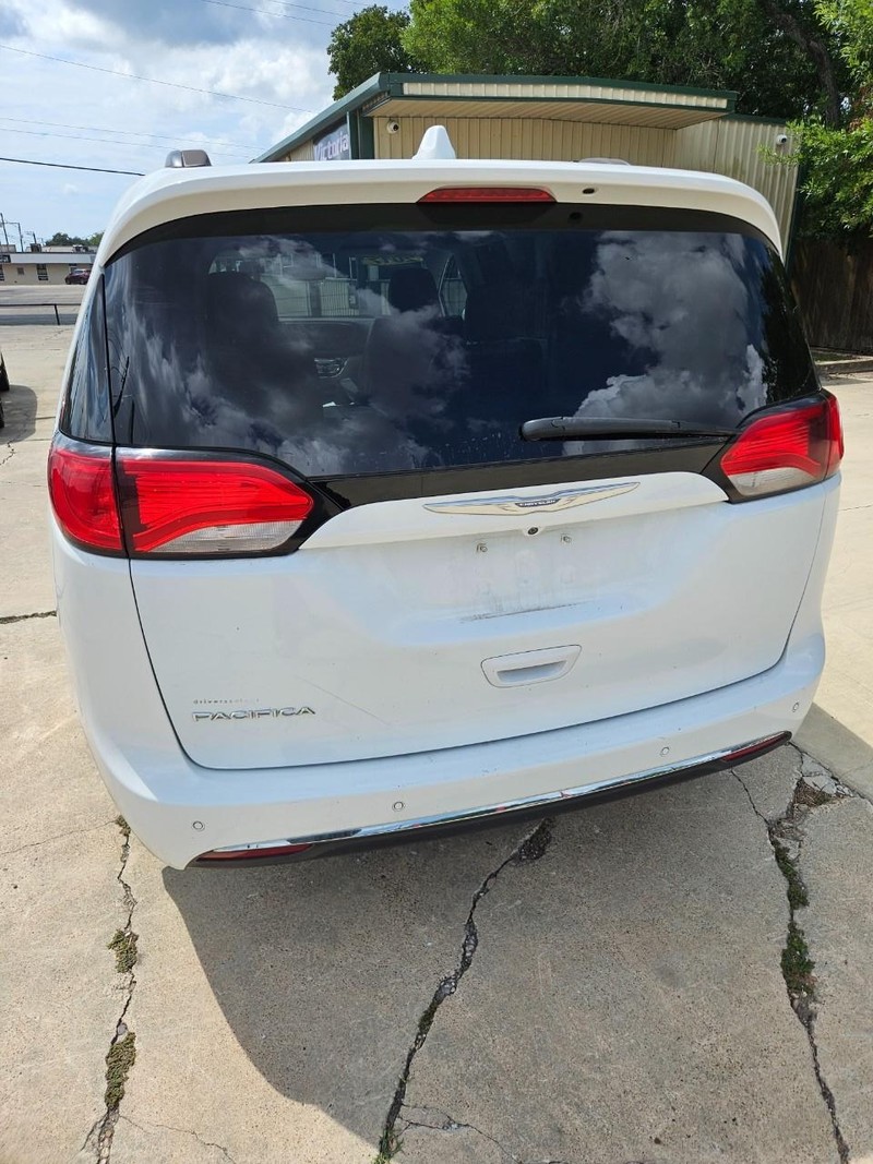 Chrysler Pacifica Vehicle Full-screen Gallery Image 4
