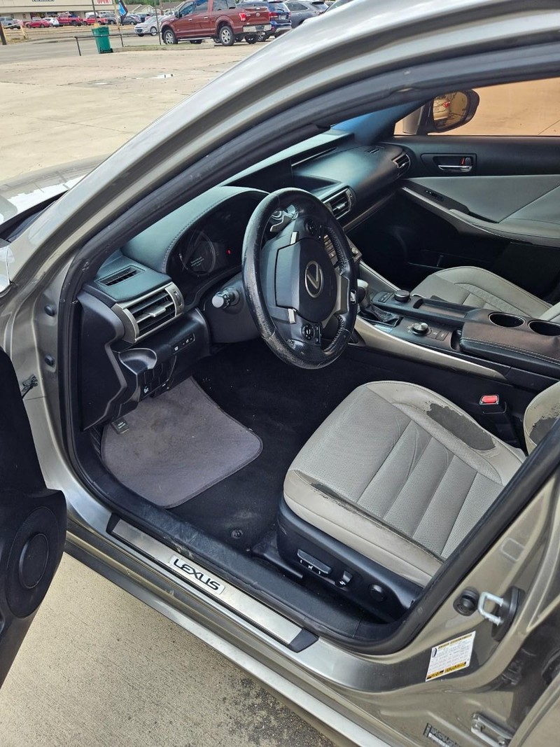 Lexus IS 250 Vehicle Full-screen Gallery Image 2