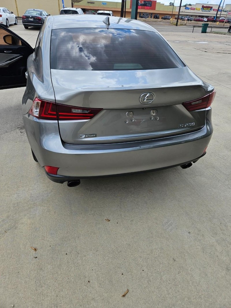 Lexus IS 250 Vehicle Full-screen Gallery Image 3