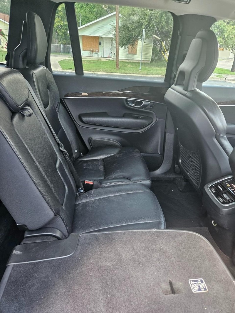 Volvo XC90 Vehicle Full-screen Gallery Image 4