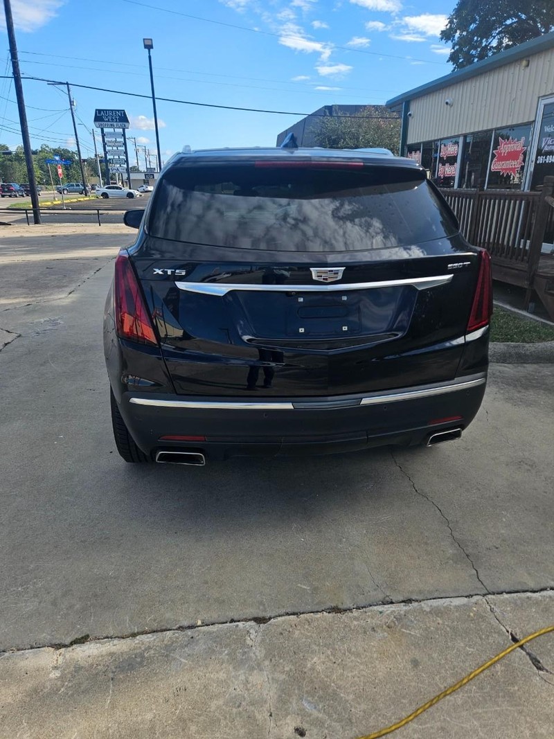 Cadillac XT5 Vehicle Full-screen Gallery Image 2