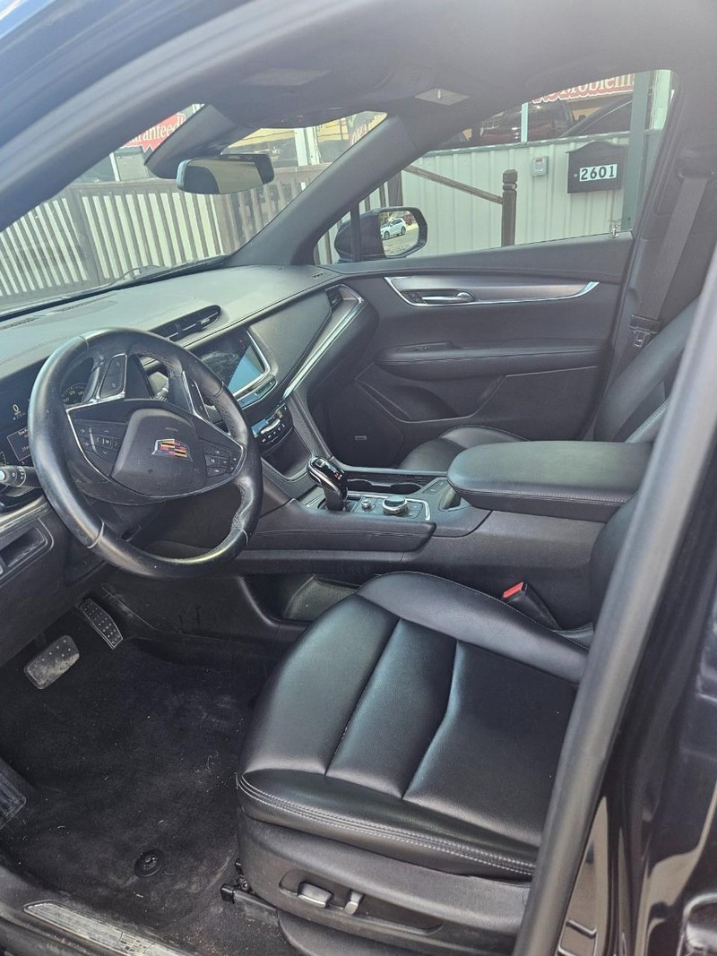 Cadillac XT5 Vehicle Full-screen Gallery Image 3