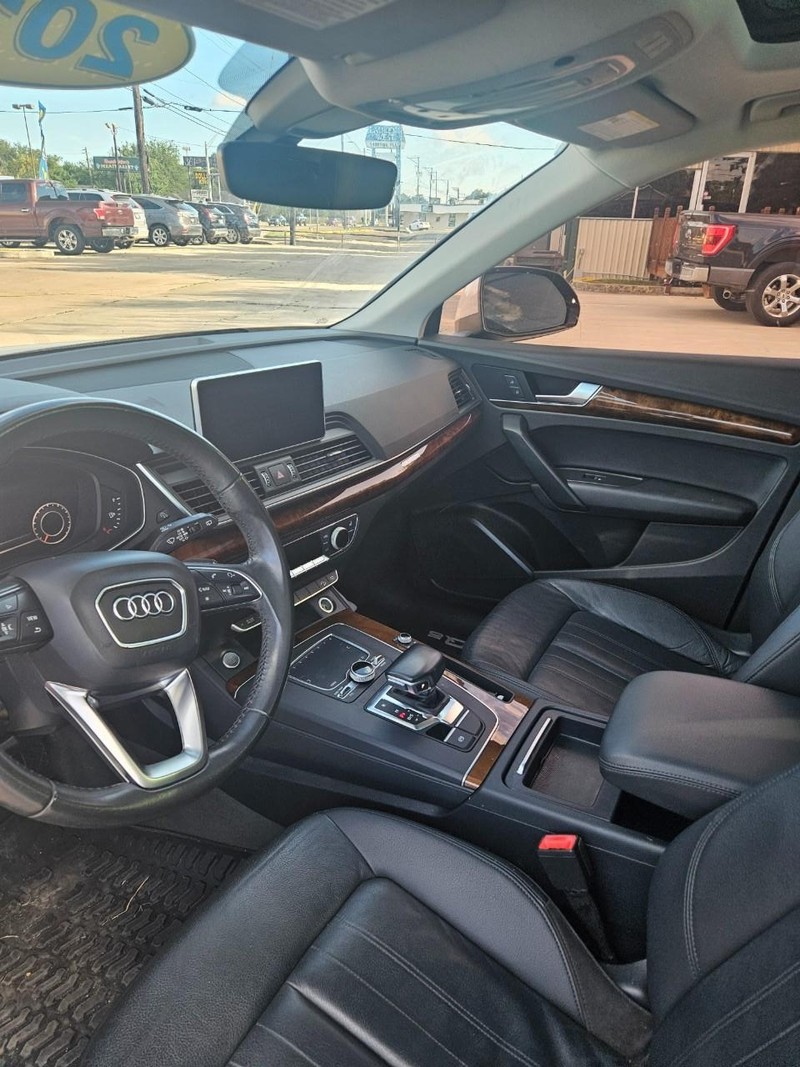 Audi Q5 Vehicle Full-screen Gallery Image 2
