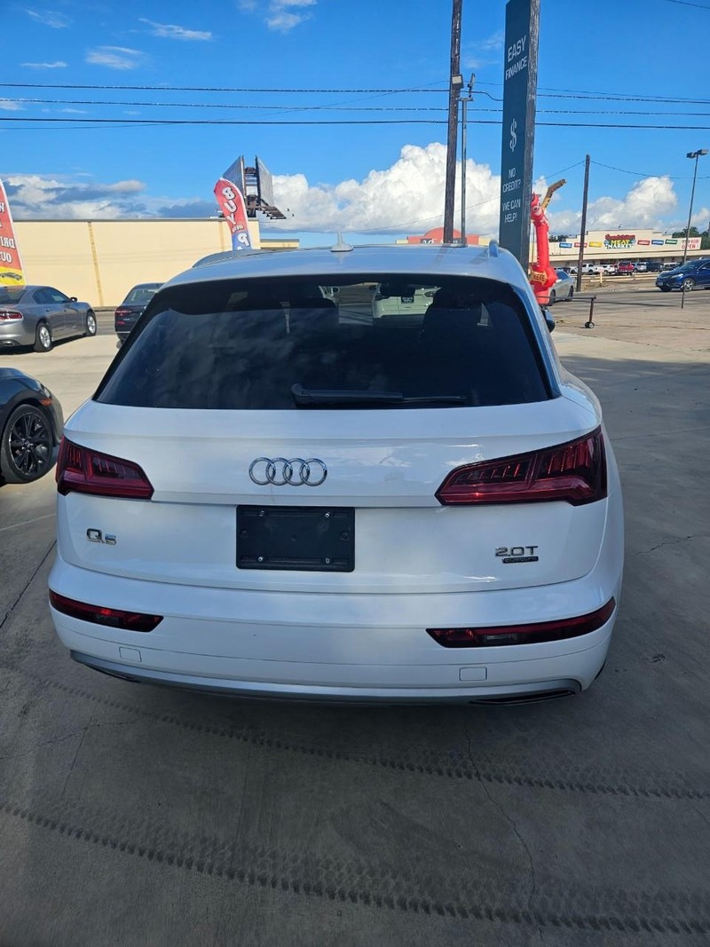 Audi Q5 Vehicle Full-screen Gallery Image 3