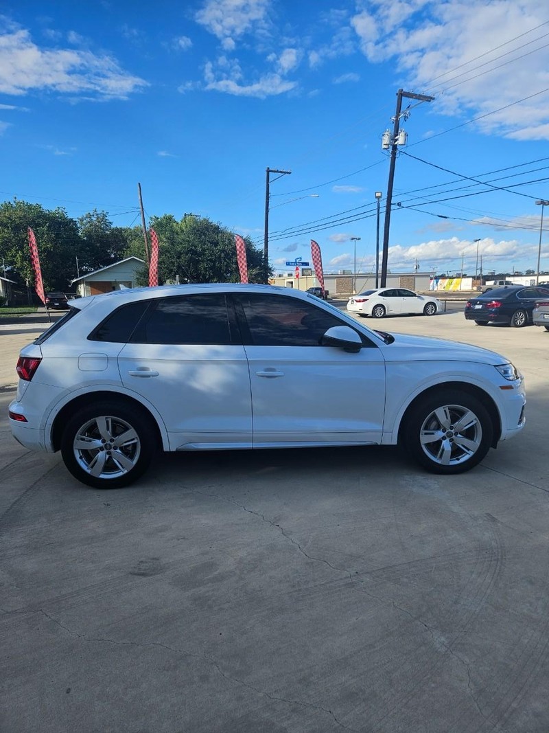 Audi Q5 Vehicle Full-screen Gallery Image 4