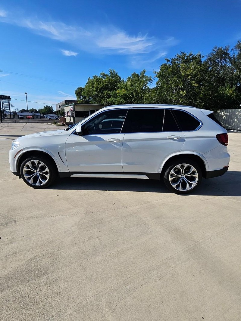 BMW X5 Vehicle Full-screen Gallery Image 2
