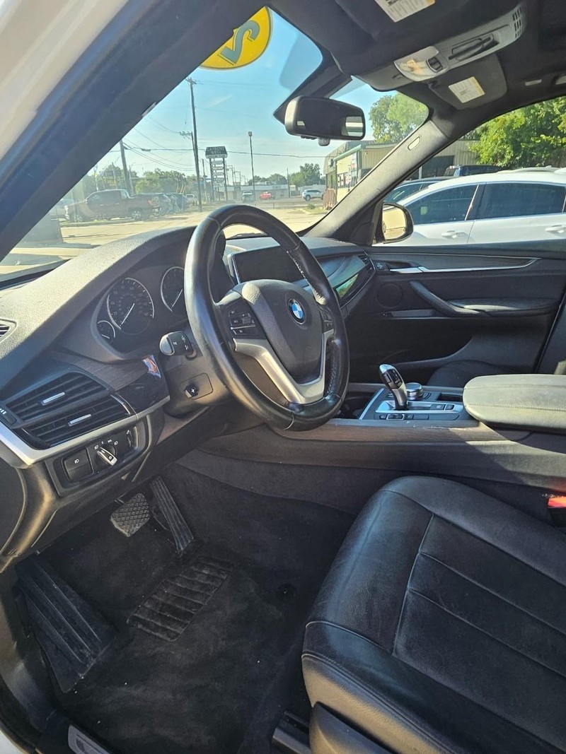 BMW X5 Vehicle Full-screen Gallery Image 3