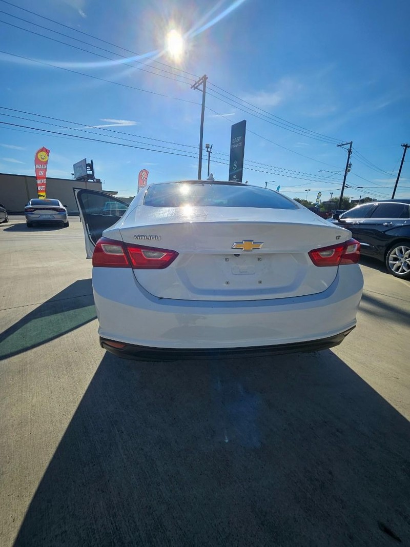 Chevrolet Malibu Vehicle Full-screen Gallery Image 2