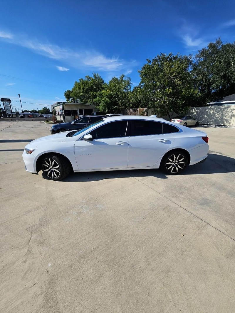 Chevrolet Malibu Vehicle Full-screen Gallery Image 3