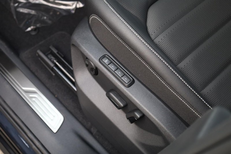 Volkswagen Atlas Cross Sport Vehicle Image 09