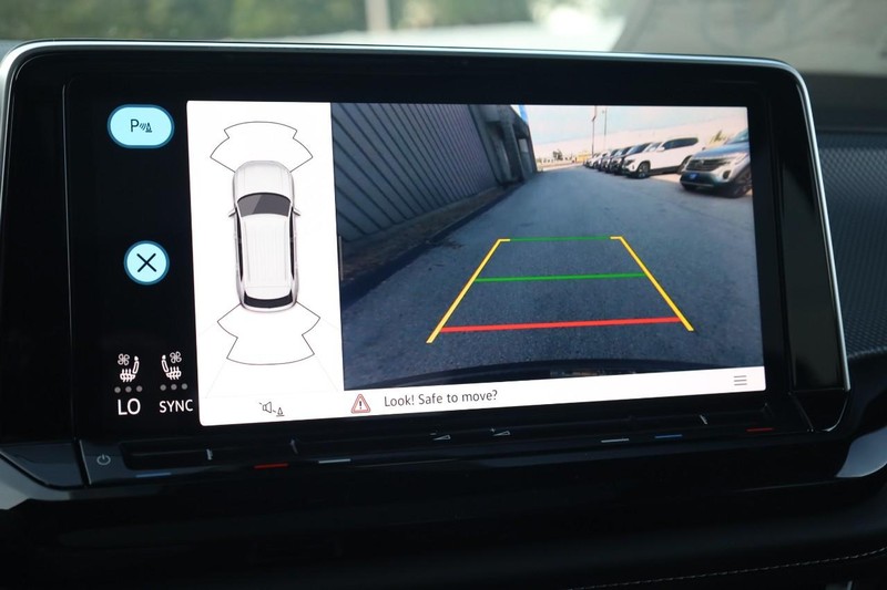 Volkswagen Atlas Cross Sport Vehicle Image 16