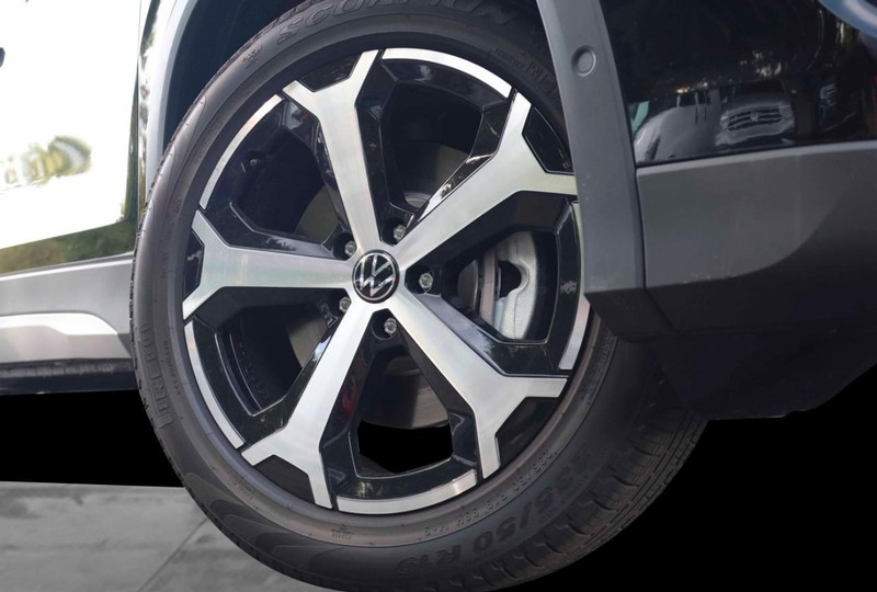 Volkswagen Tiguan Vehicle Image 03