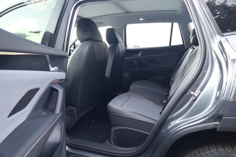 Volkswagen Tiguan Vehicle Image 21