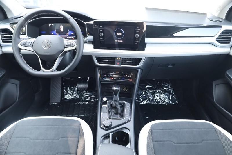 Volkswagen Taos Vehicle Image 24