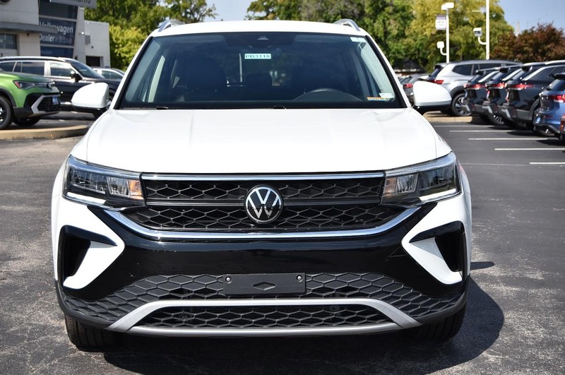 Volkswagen Taos Vehicle Image 04