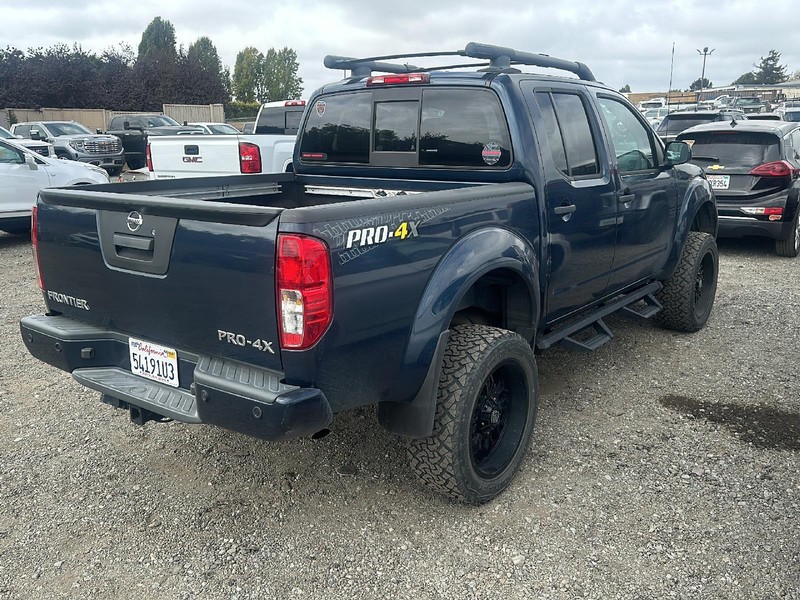 Nissan Frontier Vehicle Full-screen Gallery Image 04